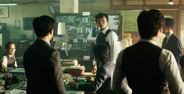 チョ・ジョンソク×イ・ソンギュンの対峙も『大統領暗殺裁判　16日間の真実』場面写真