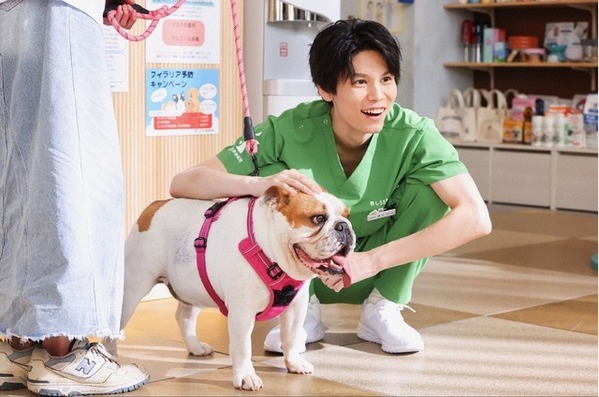 犬たちの“名演技”に絶賛集まる…「柔らかいキャラ」の成田凌も話題に「初恋DOGs」第1話