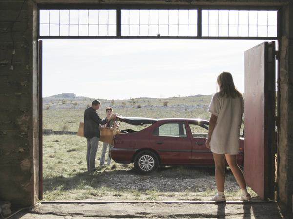 オランダからボスニアへ…父を訪ねる少女の旅描く『テイク・ミー・サムウェア・ナイス』予告編