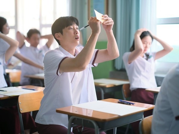 雨のバス停で距離が縮まる『あの夏、僕たちが好きだったソナへ』本編映像＆場面写真