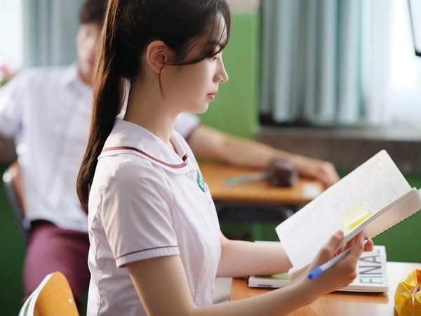 雨のバス停で距離が縮まる『あの夏、僕たちが好きだったソナへ』本編映像＆場面写真