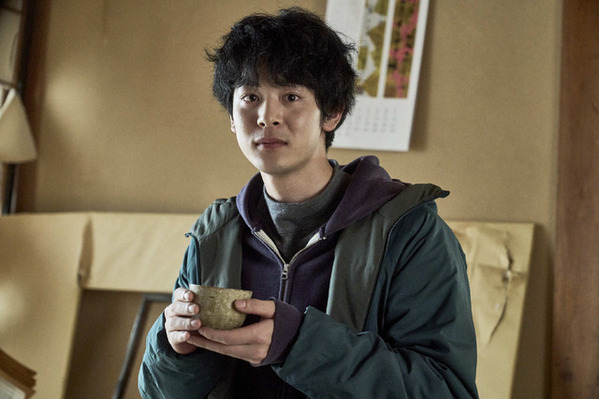 「描かれていないその背景をしっかり持ちつつ」小林虎之介“ボランティアの青年”の場面写真『生きがい IKIGAI』