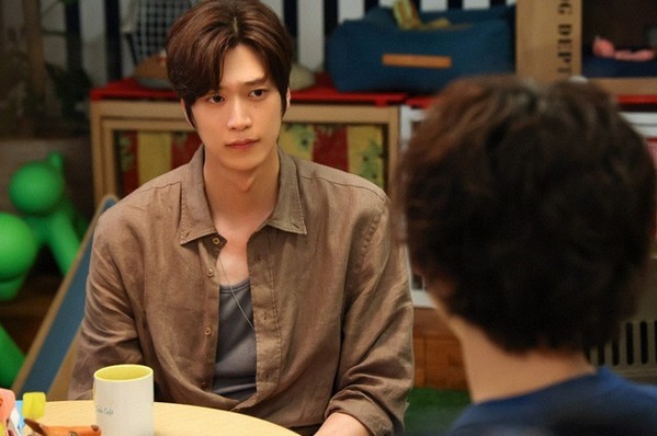 「可愛すぎる」「癒し」もふもふの“将軍”と遊ぶナ・イヌの映像公開「初恋DOGs」