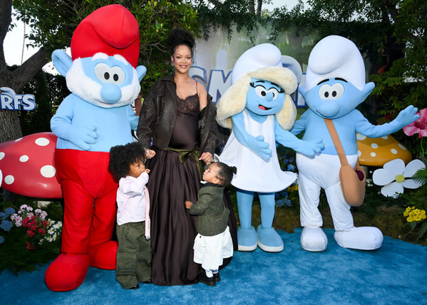 第3子妊娠中のリアーナ、声優＆製作を務める『劇場版スマーフ』最新作プレミアに息子2人と登場