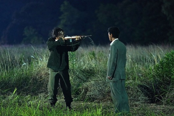 妻夫木聡＆窪田正孝の緊迫のシーン…『宝島』場面写真