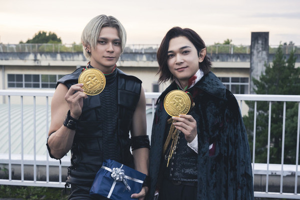 吉沢亮“蘭丸”vs眞栄田郷敦“長可”、体育館でバトル開始『ババンババンバンバンパイア』本編映像