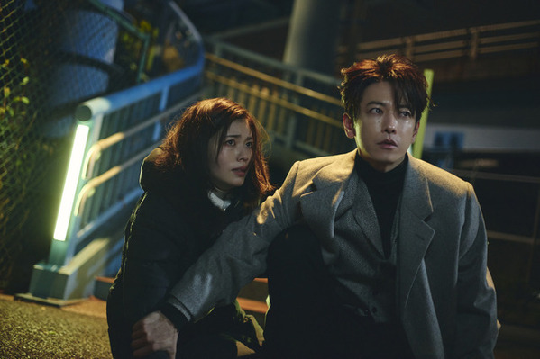 運命を書き換えた小芝風花“美紗”＆佐藤健“部長”に危機が迫る!?「私の夫と結婚して」7・8話