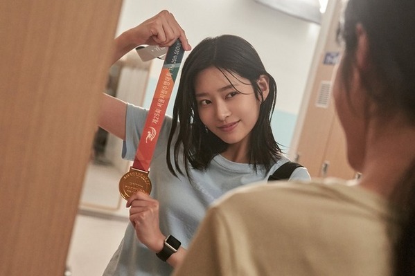 「弱いヒーロー」から変身　ホン・ギョン、ひと目ぼれする『君の声を聴かせて』場面写真