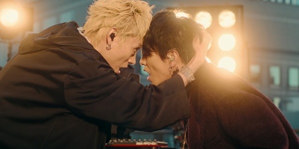 菅田将暉＆レイニ“OVER CHROME”の場面写真とメイキングカット「グラスハート」