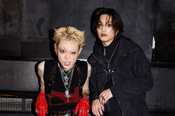 菅田将暉＆レイニ“OVER CHROME”の場面写真とメイキングカット「グラスハート」