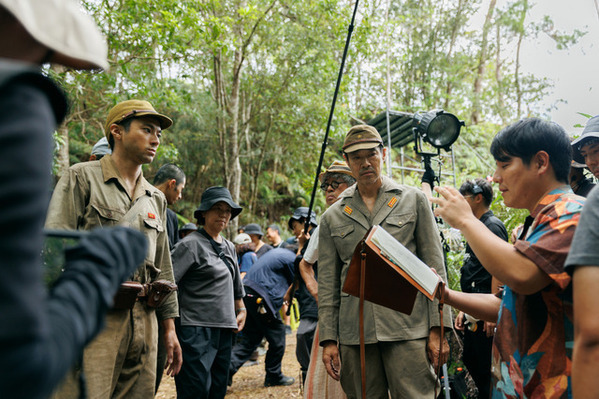 堤真一＆山田裕貴、クランクイン前に頭を坊主に『木の上の軍隊』メイキング
