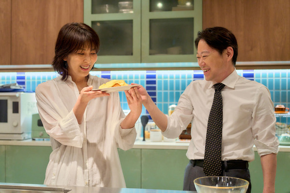 「不穏な空気」「怖い」阿部サダヲ“幸太郎”と松たか子“ネルラ”夫婦の抱擁にシリアスな声上がる…「しあわせな結婚」2話