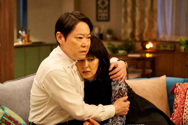 「不穏な空気」「怖い」阿部サダヲ“幸太郎”と松たか子“ネルラ”夫婦の抱擁にシリアスな声上がる…「しあわせな結婚」2話