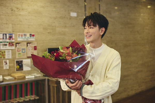 「とても良かった」「素敵なドラマ」佐藤健がオフショット公開「私の夫と結婚して」