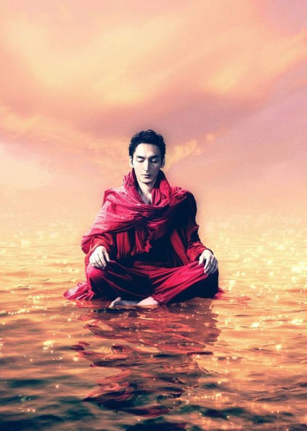 草彅剛、悟りに至る求道者を熱演！舞台「シッダールタ」杉野遥亮＆瀧内公美＆中沢元紀らも参加へ