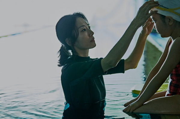 娘の不可解な行動が母親の日常を崩壊させていく…『侵蝕』場面写真