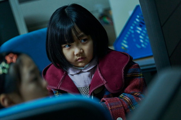 娘の不可解な行動が母親の日常を崩壊させていく…『侵蝕』場面写真