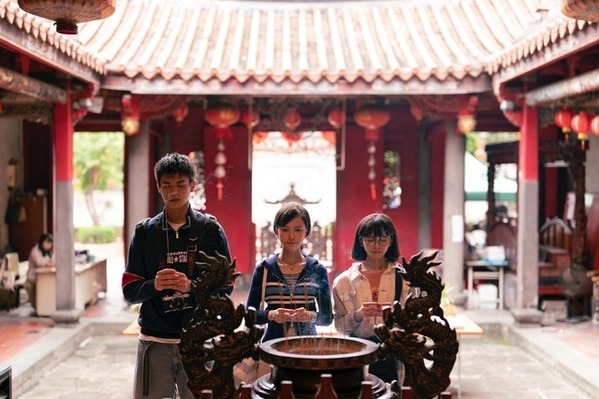 台湾次世代俳優が共演、同じ机を共有する夜間部生徒の思いとは…『ひとつの机、ふたつの制服』公開