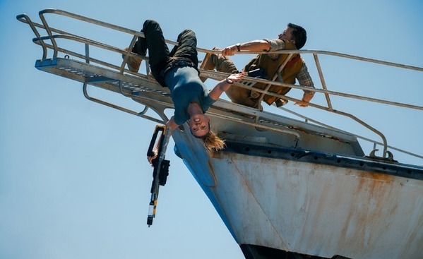 スカーレット・ヨハンソン、命懸けでモササウルスのDNAを狙う『ジュラシック・ワールド／復活の大地』本編映像