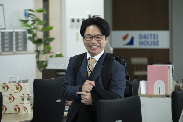 いったい誰がハメたのか 警察、部下、謎のママ…阿部寛主演『俺ではない炎上』場面写真