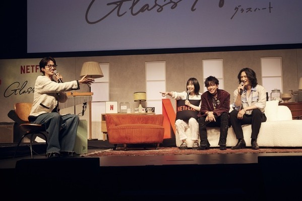 佐藤健率いる“TENBLANK”「グラスハート」試写会イベント登場＆生演奏