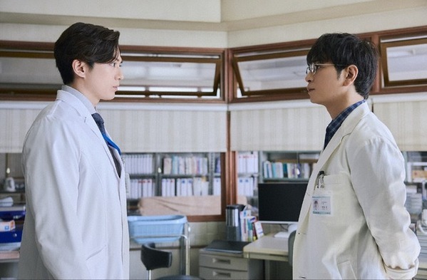 「重みがある」松本潤“徳重”の前で葛藤を露わにする津田健次郎“堀田”の姿に共感の声上がる…「19番目のカルテ」3話