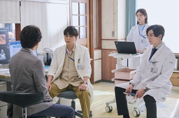 「重みがある」松本潤“徳重”の前で葛藤を露わにする津田健次郎“堀田”の姿に共感の声上がる…「19番目のカルテ」3話