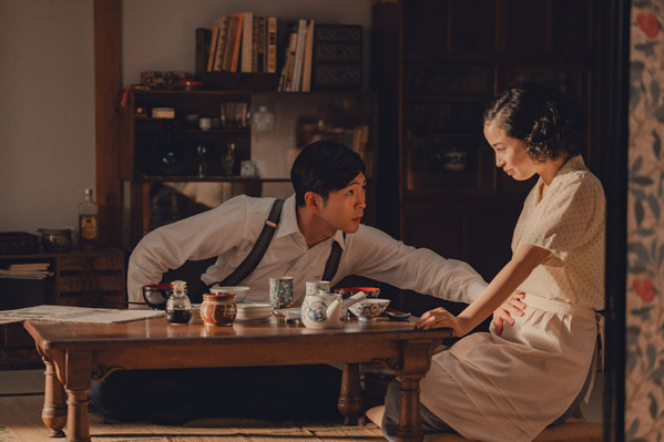 松下洸平“二郎”、戦争で深い傷を負いながらも懸命に生きる…『遠い山なみの光』場面写真