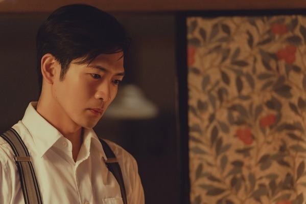 松下洸平“二郎”、戦争で深い傷を負いながらも懸命に生きる…『遠い山なみの光』場面写真