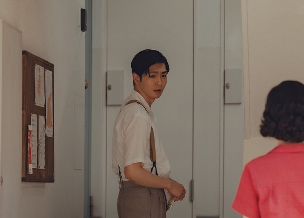 松下洸平“二郎”、戦争で深い傷を負いながらも懸命に生きる…『遠い山なみの光』場面写真