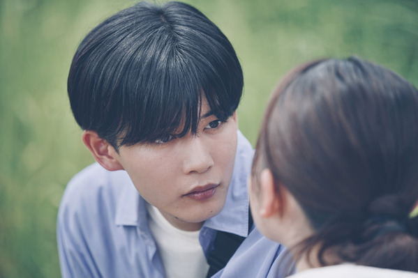 長尾謙杜“宮嶺”、恋心と疑惑に揺れる表情切り取る『恋に至る病』場面写真