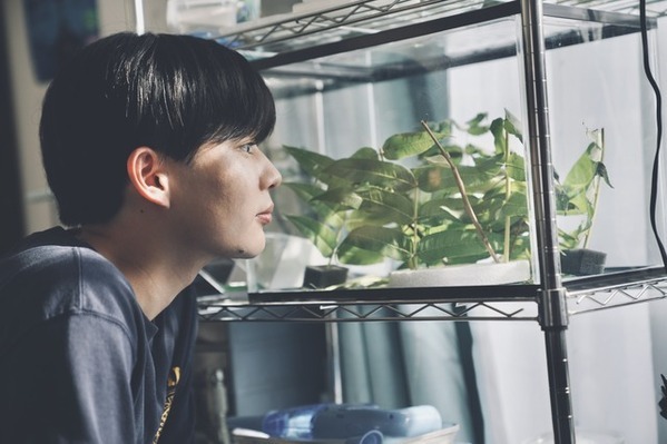 長尾謙杜“宮嶺”、恋心と疑惑に揺れる表情切り取る『恋に至る病』場面写真