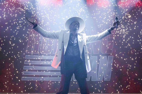 グレン・パウエルが縦横無尽に逃げ回る！『ランニング・マン』日本版予告