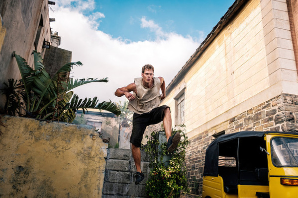 ビル・スカルスガルド“ボーイ”ほか魅力的なキャラが登場『ボーイ・キルズ・ワールド』場面写真