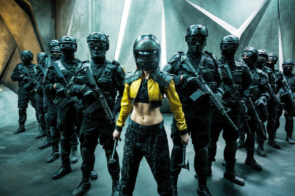 ビル・スカルスガルド“ボーイ”ほか魅力的なキャラが登場『ボーイ・キルズ・ワールド』場面写真