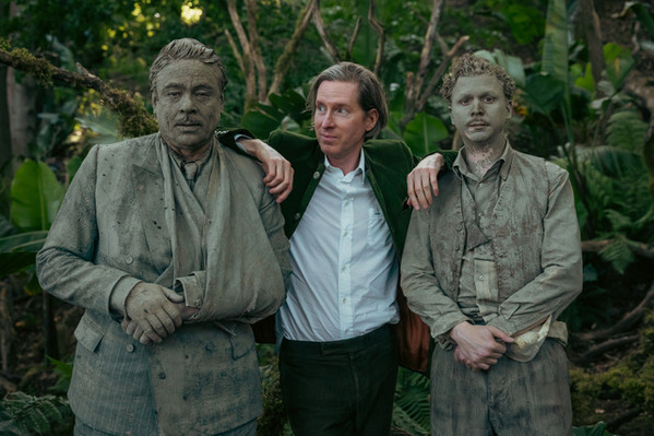 ベニチオ・デル・トロ＆マイケル・セラが泥だらけ！『ザ・ザ・コルダのフェニキア計画』オフショット公開