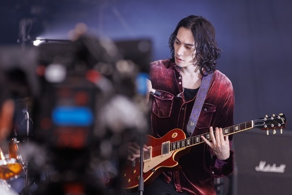 佐藤健＆菅田将暉がエキストラへ演技指導、町田啓太苦戦の瞬間…「グラスハート」メイキングムービー