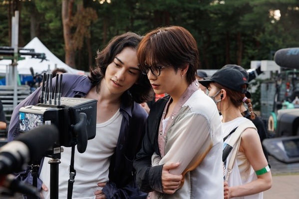 佐藤健＆菅田将暉がエキストラへ演技指導、町田啓太苦戦の瞬間…「グラスハート」メイキングムービー