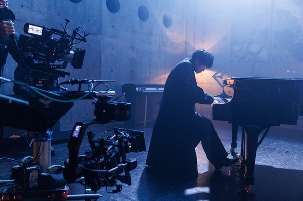 佐藤健＆菅田将暉がエキストラへ演技指導、町田啓太苦戦の瞬間…「グラスハート」メイキングムービー