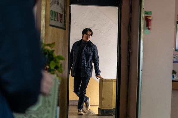 キム・ナムギル演じるベストセラー作家が疑惑の渦中に…『ブロークン 復讐者の夜』本編映像