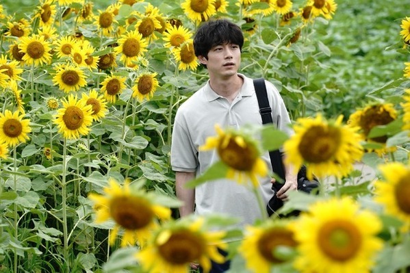 坂口健太郎演じる主人公と将棋の出会い、激動の人生映す『盤上の向日葵』場面写真