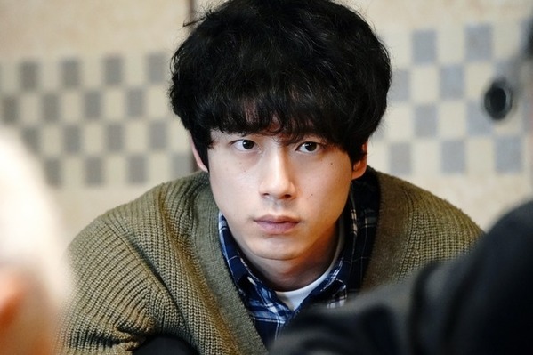 坂口健太郎演じる主人公と将棋の出会い、激動の人生映す『盤上の向日葵』場面写真