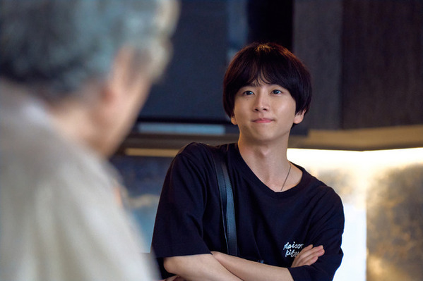 「予想外すぎる」「恋する目」杉野遥亮“黒川”、松たか子“ネルラ”との三角関係に期待の声上がる…「しあわせな結婚」5話