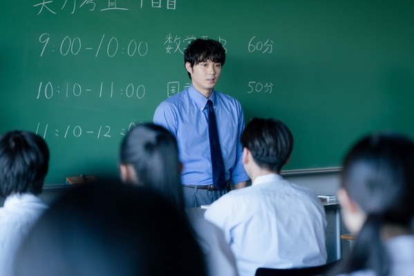 「意識しまくって挙動不審」…恋する磯村勇斗“健治”の行動に視聴者多数反応「僕達はまだその星の校則を知らない」第6話