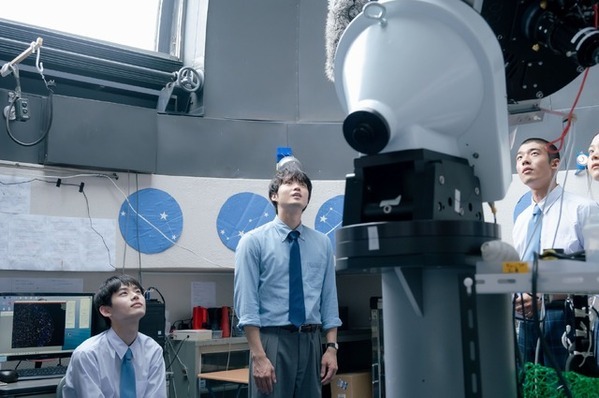 「意識しまくって挙動不審」…恋する磯村勇斗“健治”の行動に視聴者多数反応「僕達はまだその星の校則を知らない」第6話