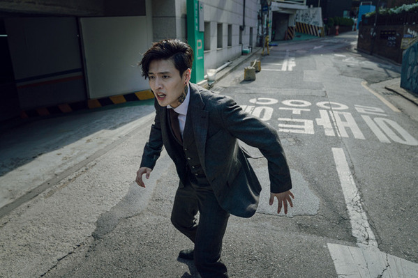 カン・ハヌル、事件の真相を追う『殺人配信』場面写真が公開