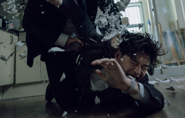 カン・ハヌル、事件の真相を追う『殺人配信』場面写真が公開