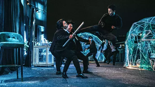 ドニー・イェン、100人を相手に猛反撃『プロセキューター』本編映像