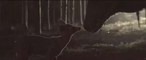 出会ったら勝ち目無し…狂獣バンビが車を破壊！『子鹿のゾンビ』本編映像