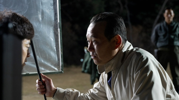 「イ・ソンギュンは200%以上役を演じ切った」監督らが語る『大統領暗殺裁判』メイキング映像